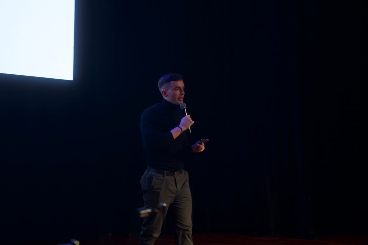 Nicolás Ibáñez hablando en evento de Multi D